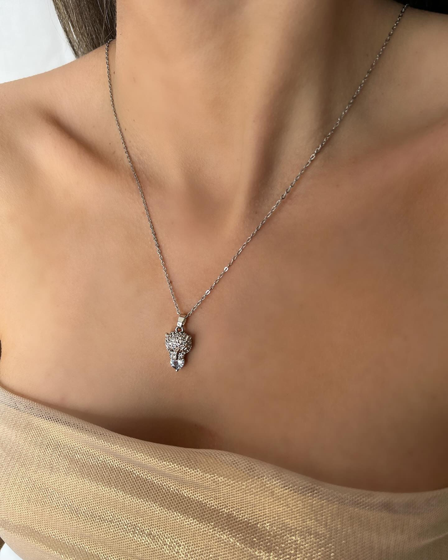 Panther head design with diamond accents, a bold necklace that embodies power and luxurious elegance.