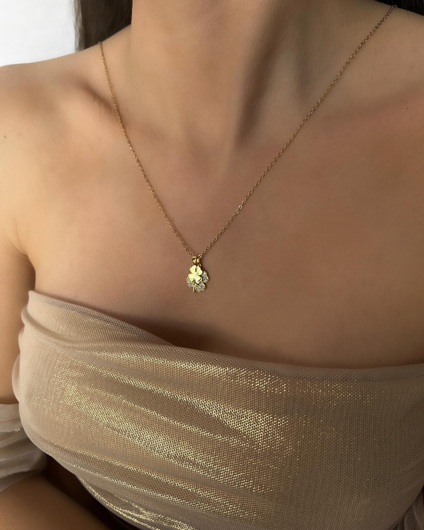 Four-leaf clover with diamond detail, a lucky necklace that radiates charm and elegance.