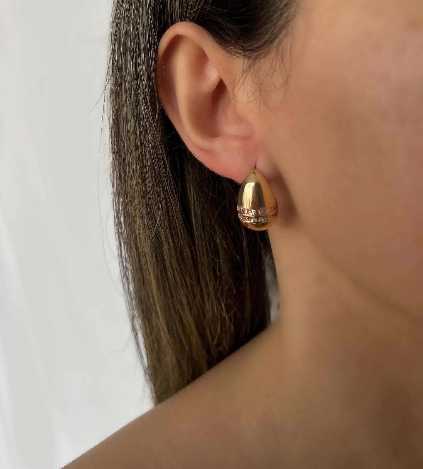 Two-stripe diamond and teardrop design, an elegant pair of earrings that sparkles with sophistication.