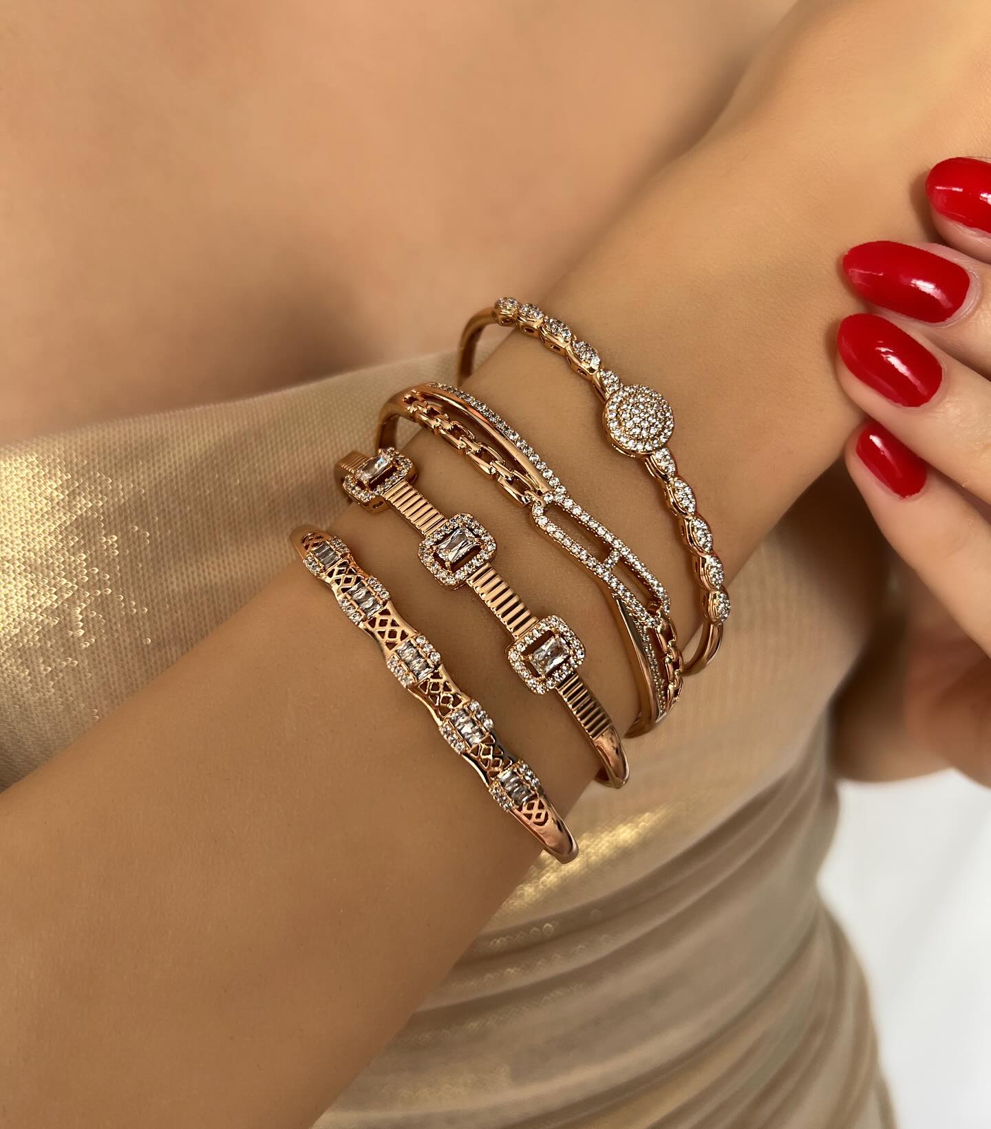 Four-piece bracelet set with diamond details, a stylish collection that adds sparkle and versatility.
