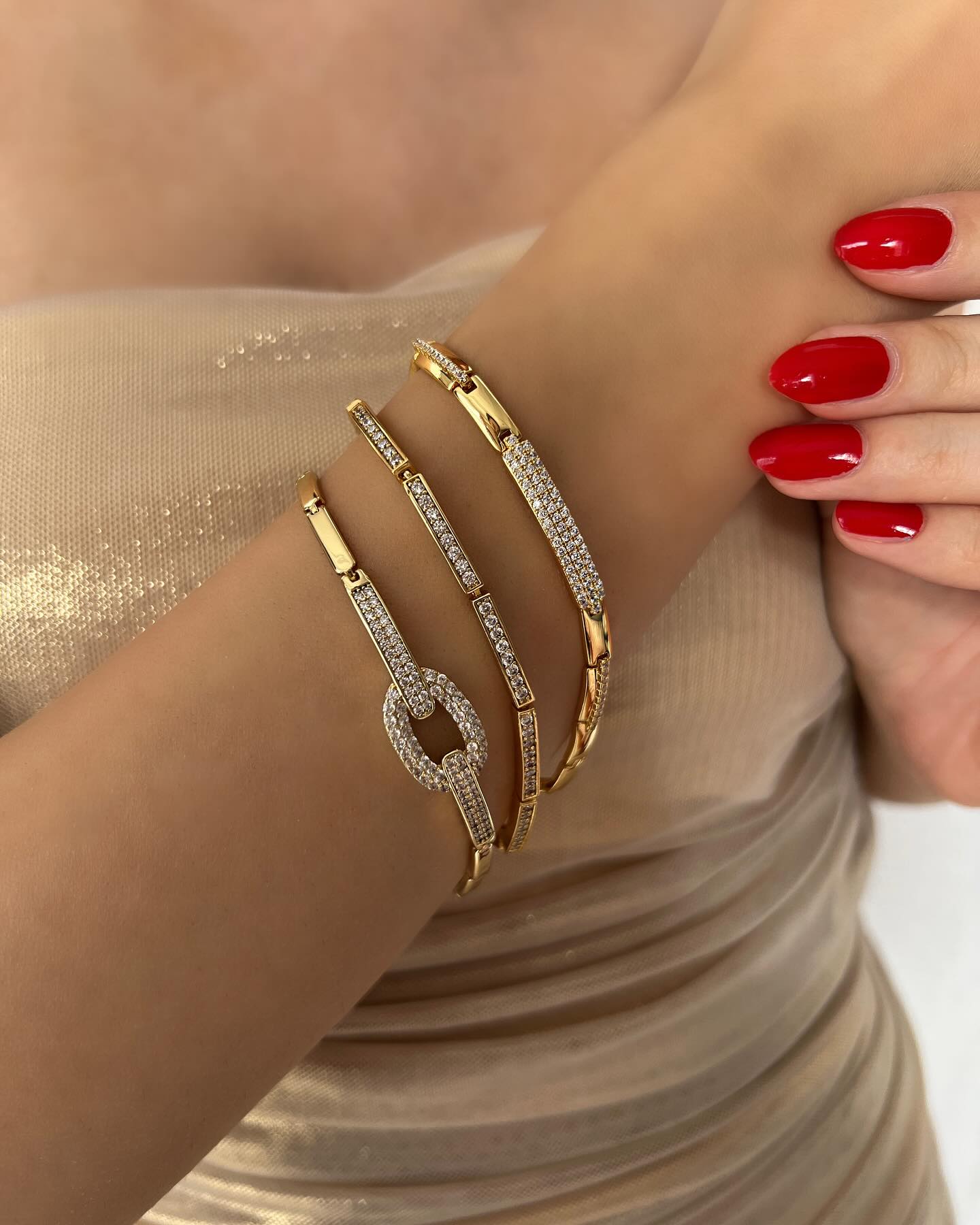 Three-piece elegant bracelet set with diamond details, a refined collection that embodies modern elegance.