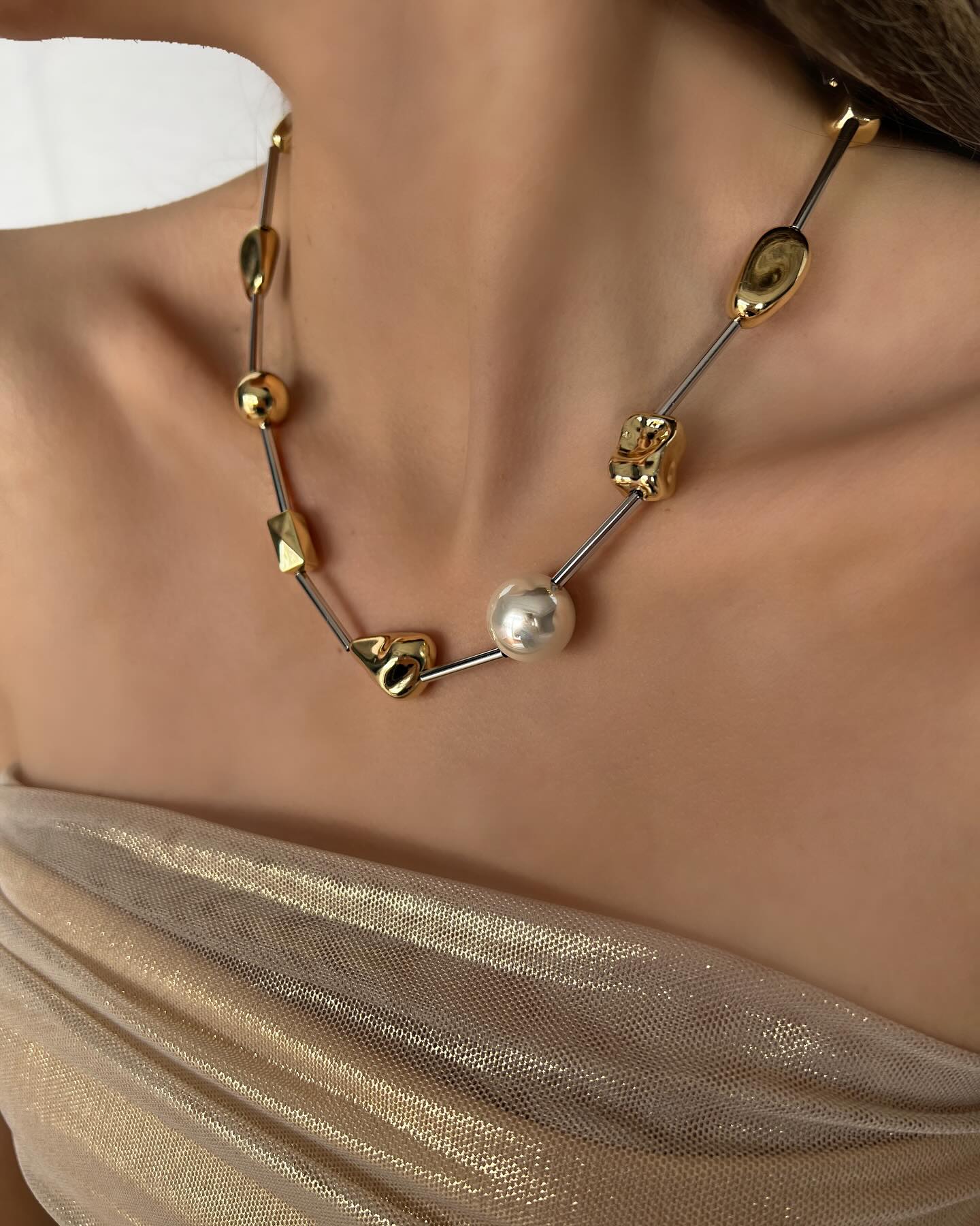 Single pearl on a long delicate chain, a timeless necklace that embodies elegance and grace.