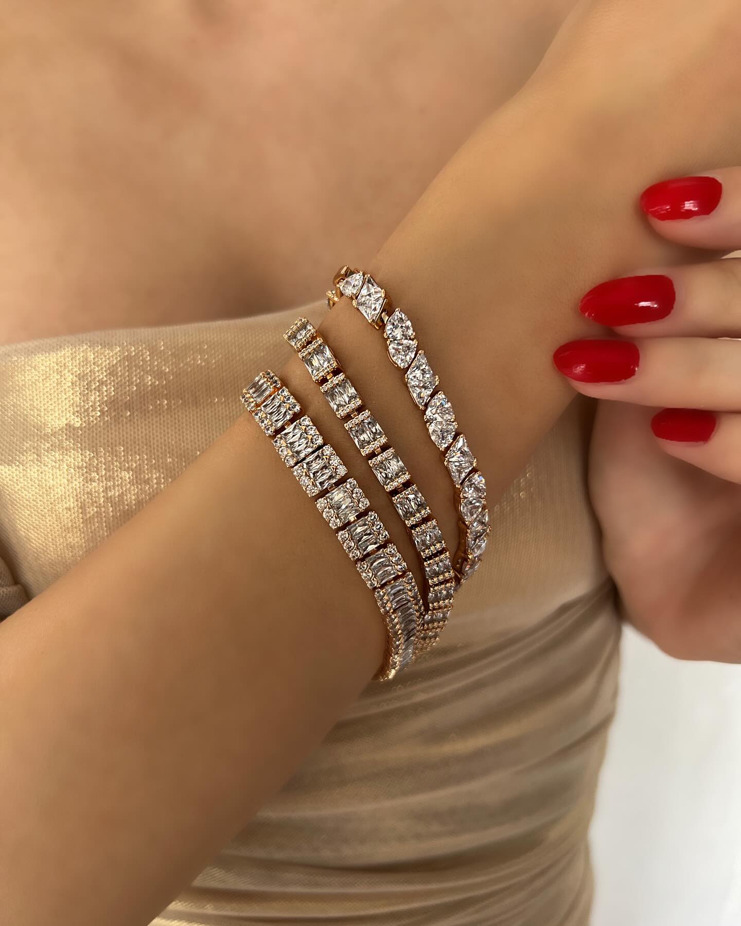 Triple bracelet with large zircon stones, a dazzling set that adds sparkle and sophistication.