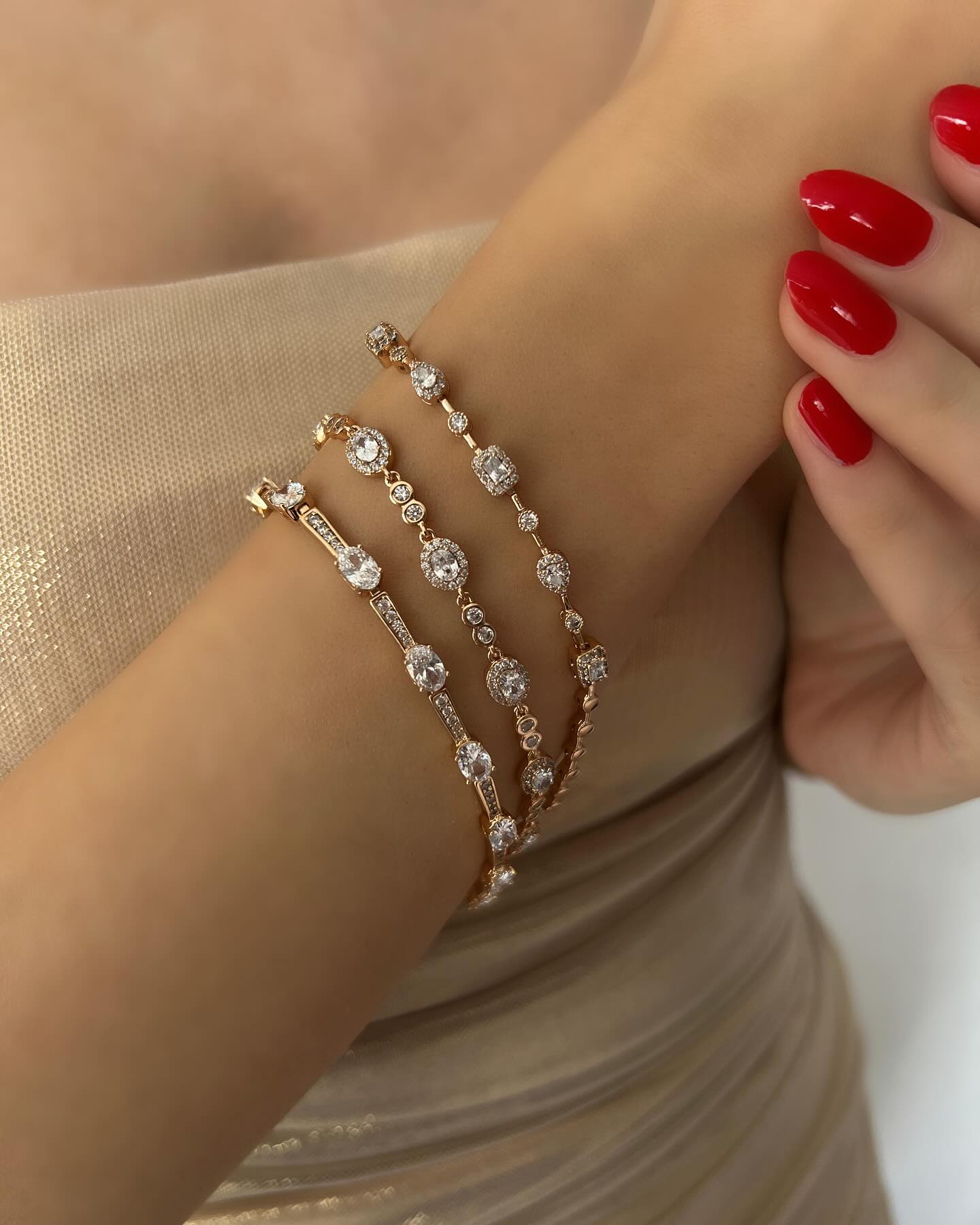 French diamond with an elliptical cut design, a minimal bracelet that exudes refined elegance.