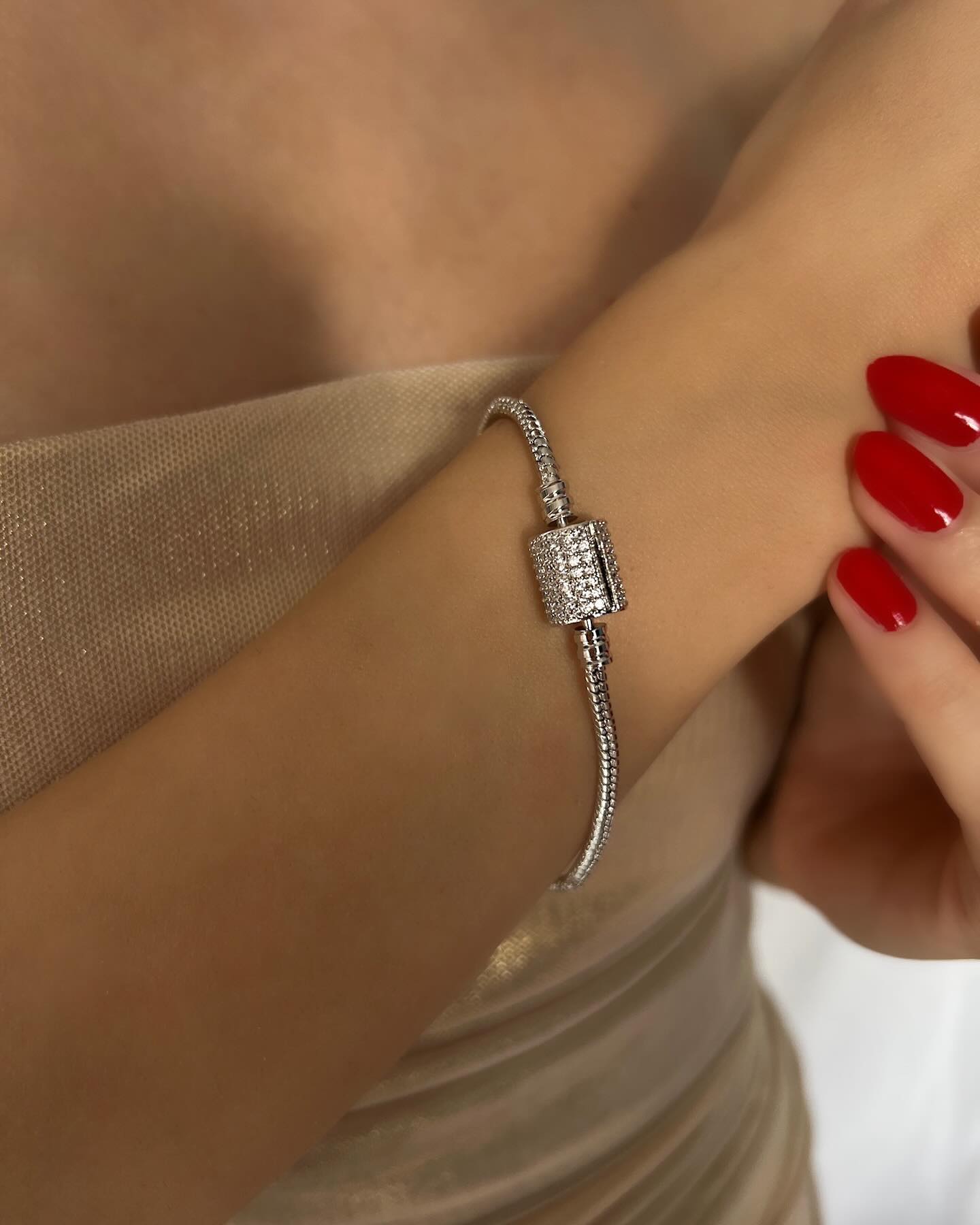 Large square-cut diamond with chain design, a bold bracelet that radiates luxury and sophistication.