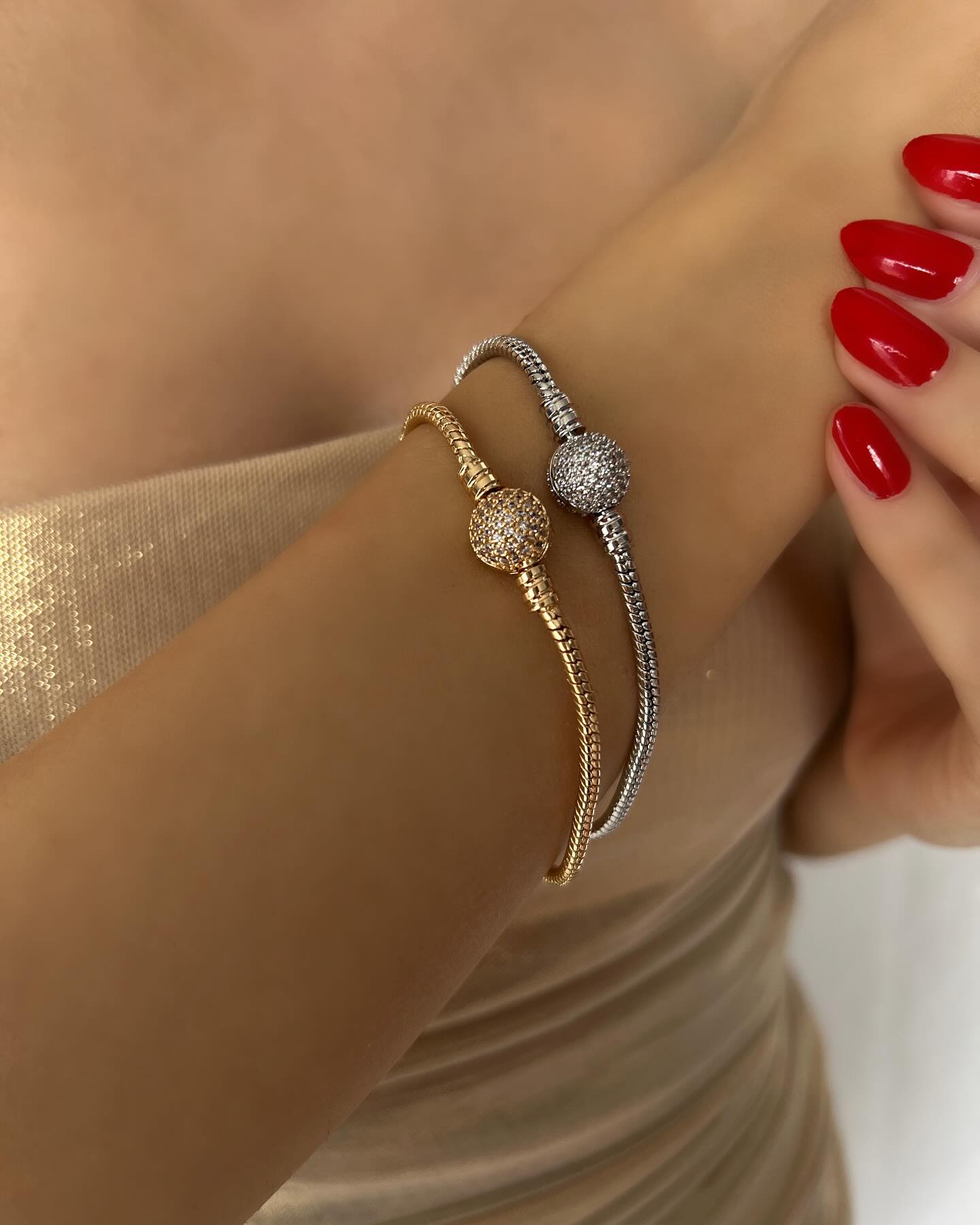 Thick gold and silver chain with small diamond accents, a modern bracelet that blends shine with elegance.