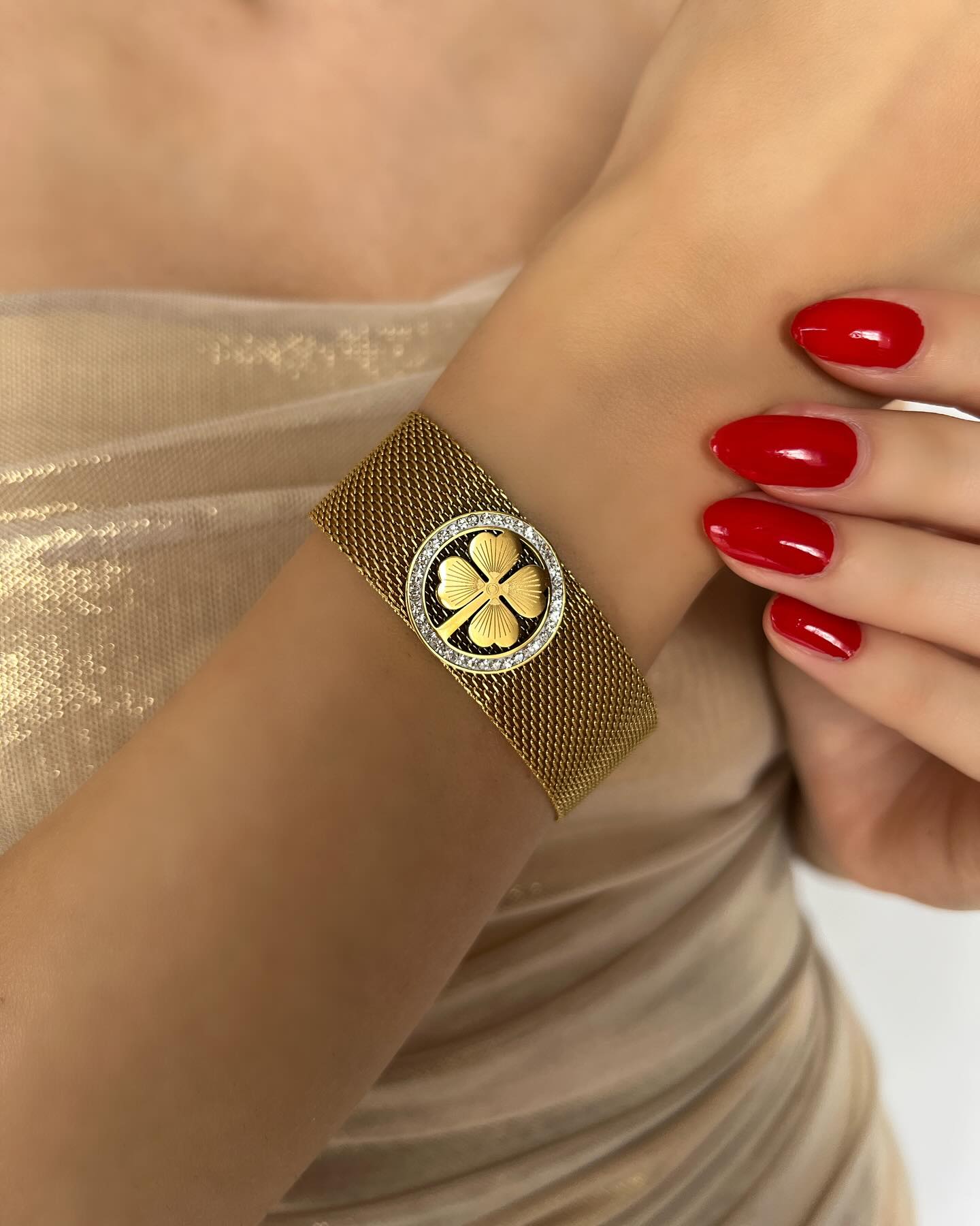 Four-leaf clover chain design in gold, a fashionable bracelet that brings luck and elegant charm.