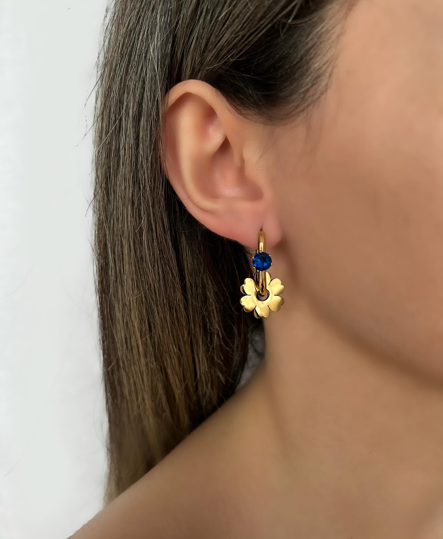 Leaf design in gold, a minimal pair of earrings that embodies natural elegance and simplicity.