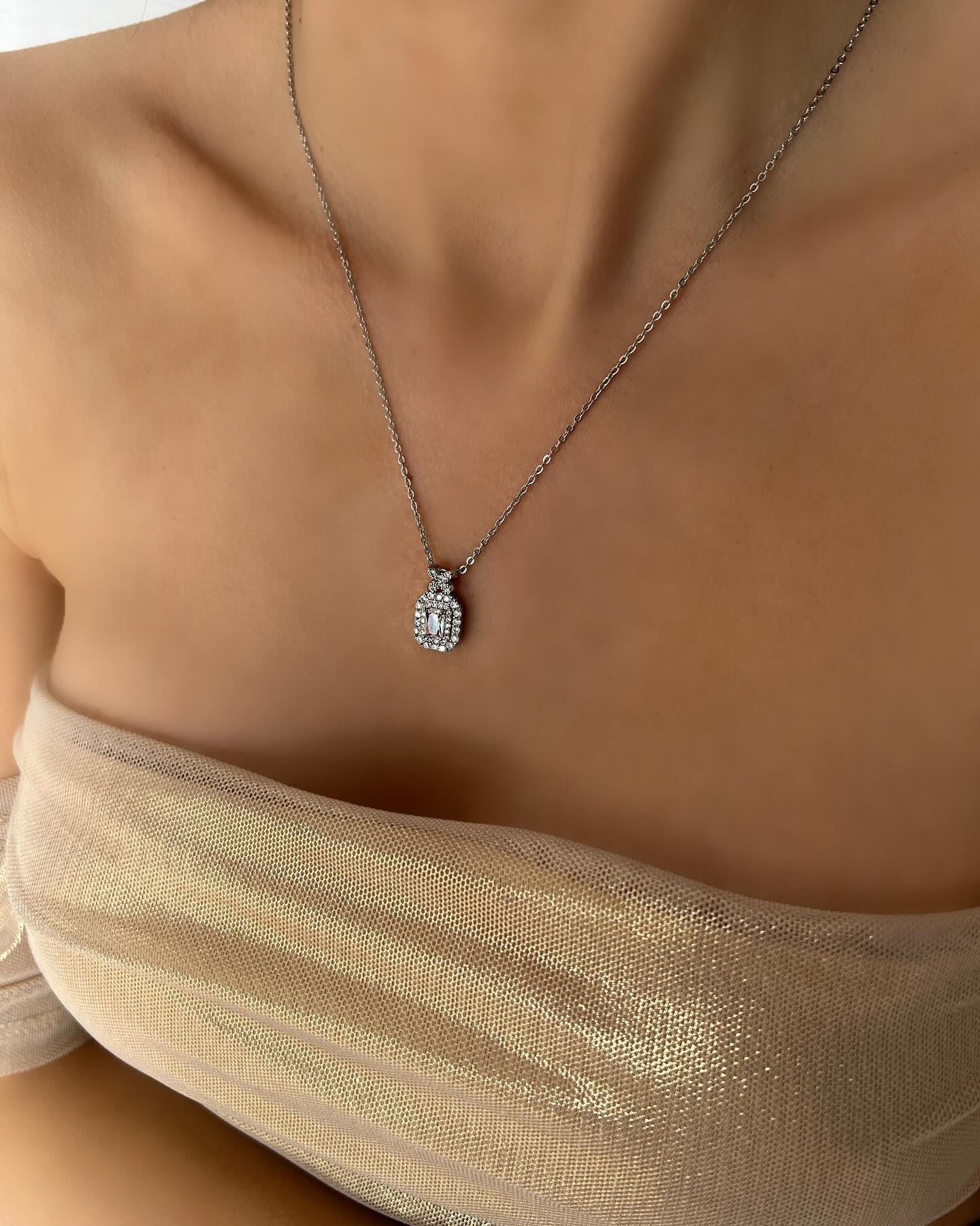 Delicate chain with elegant diamond accents, a refined women’s necklace that adds subtle sparkle and grace.