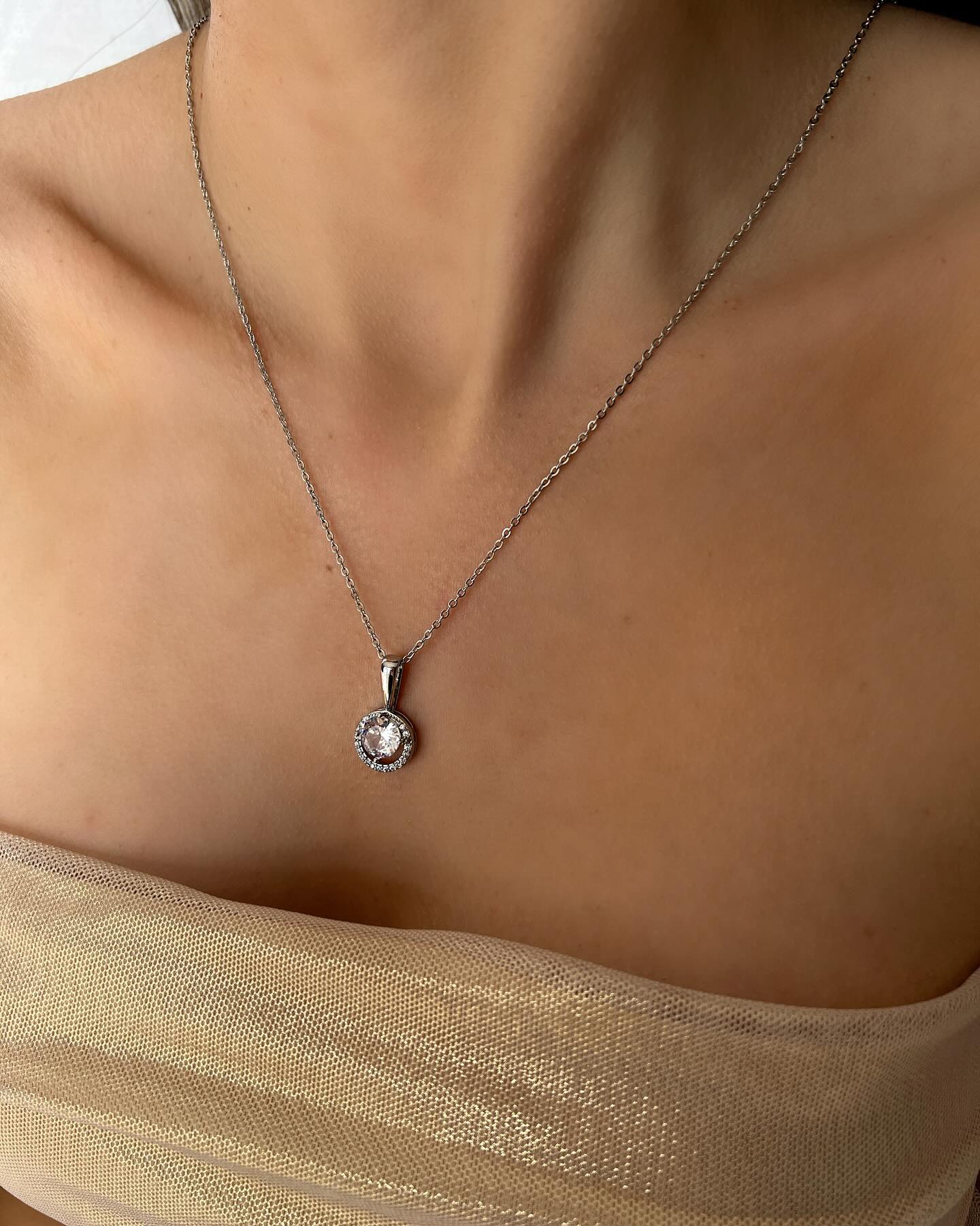 Minimal round diamond on a silver chain, a simple necklace that radiates timeless elegance and charm.