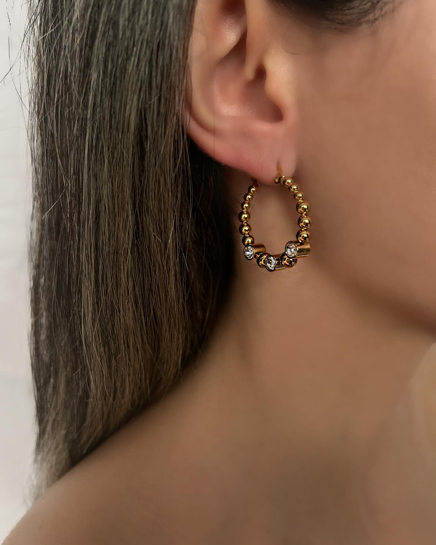 Bronze three-stone diamond design, a classic piece that radiates warmth and refined elegance