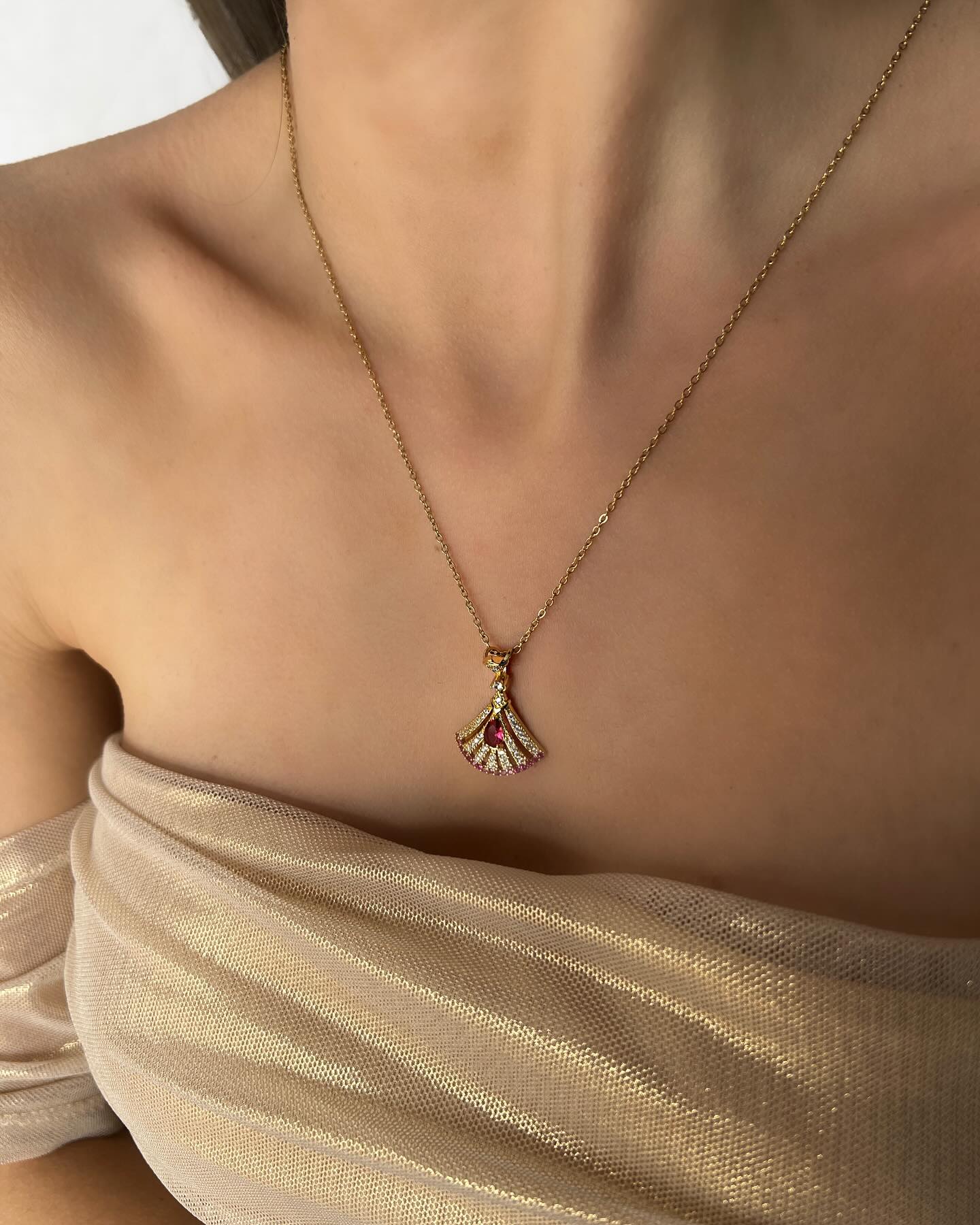 Seashell pendant with zircon stones, a delicate necklace that captures ocean-inspired elegance and shine.