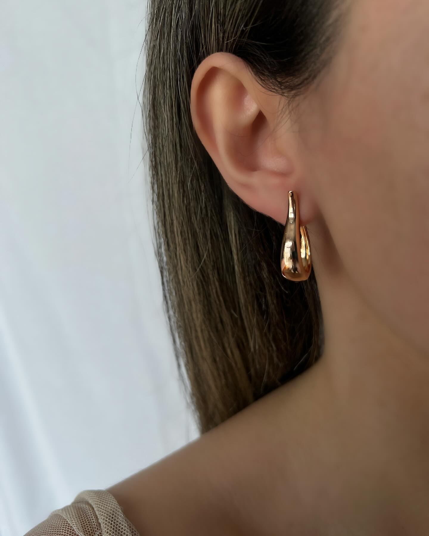Bag-shaped design, a playful pair of earrings that adds a chic and trendy touch.
