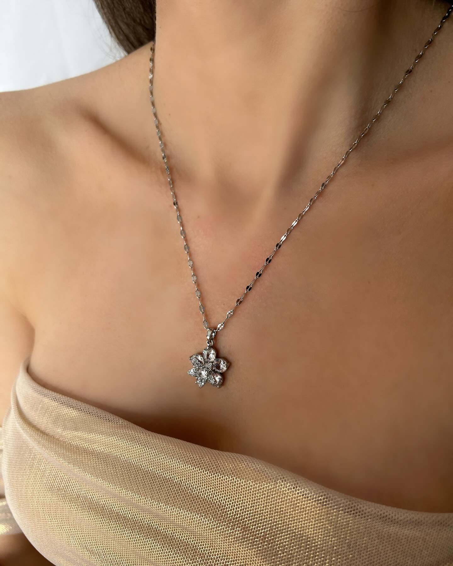 Flower-shaped design with a diamond pendant, a delicate necklace that blossoms with feminine elegance.