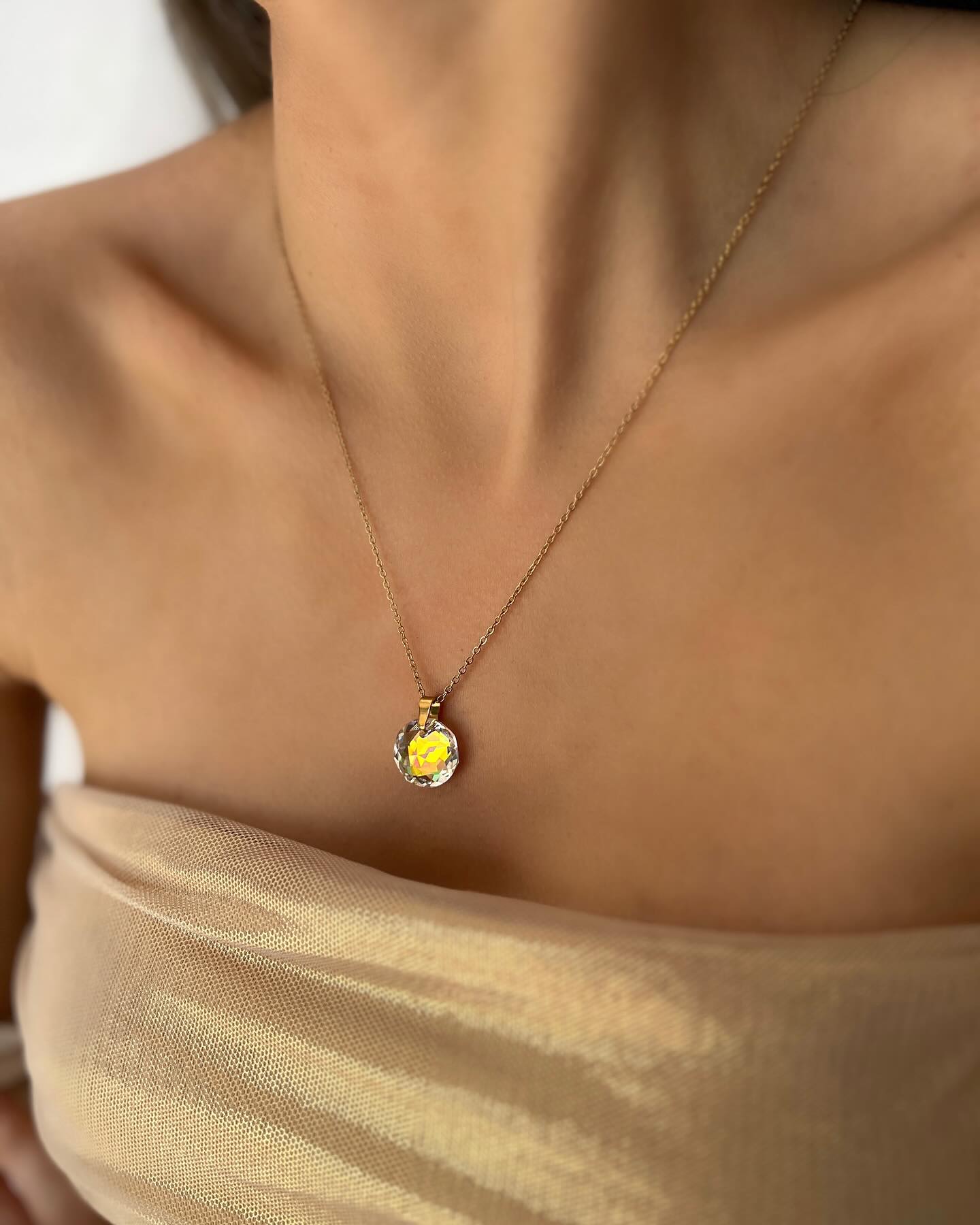 Heart-shaped design with a yellow diamond, a romantic necklace that radiates warmth and elegance.