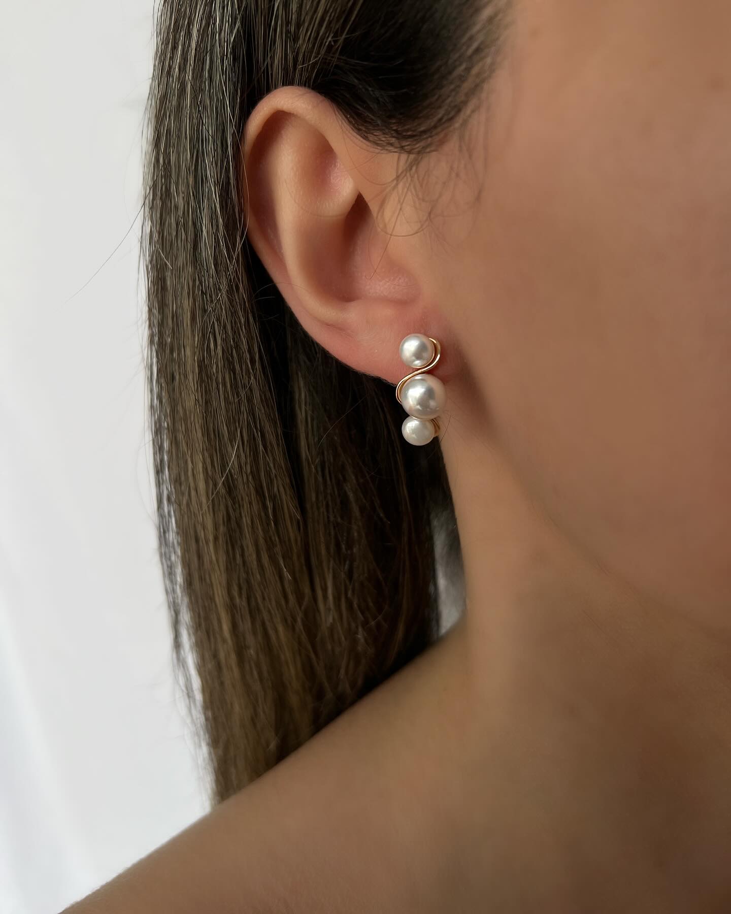 Triple pearl design, an elegant pair of earrings that embodies timeless grace and sophistication.