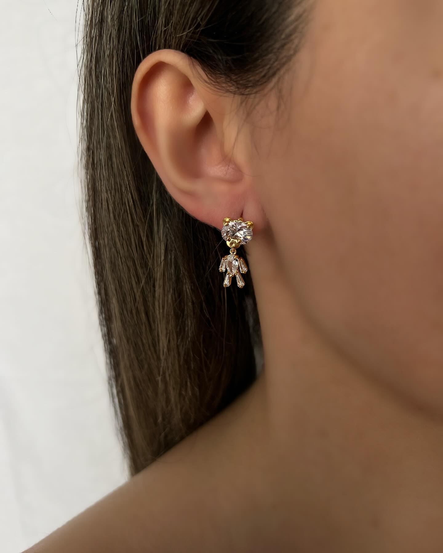 Five-diamond design, a refined pair of earrings that sparkles with timeless elegance.
