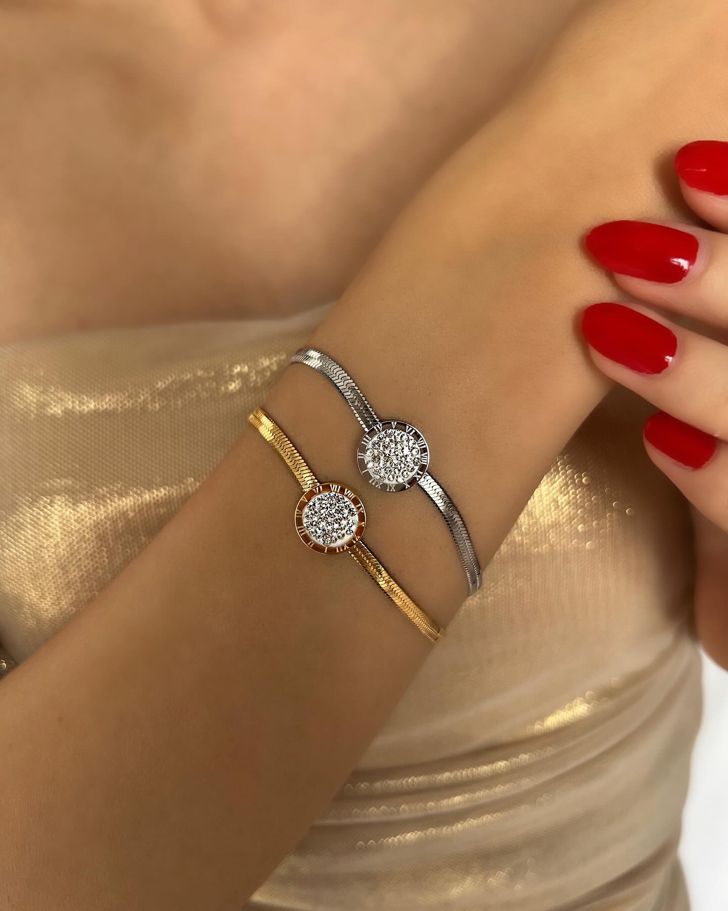 Italian chain with Roman numeral design, a sophisticated bracelet that blends classic charm with modern elegance.