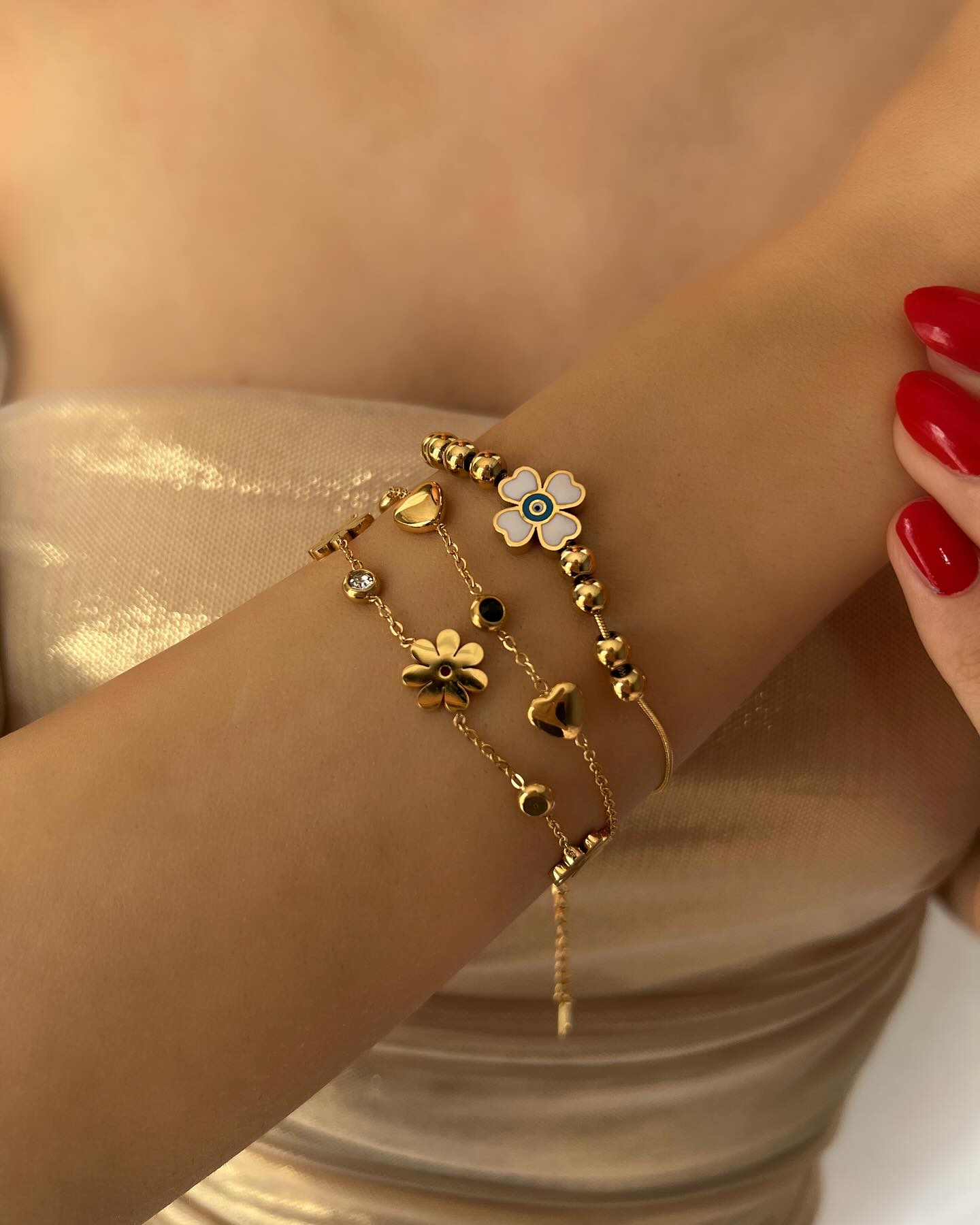 Two thin flower-motif designs with gold plating, a delicate bracelet set that radiates feminine elegance.